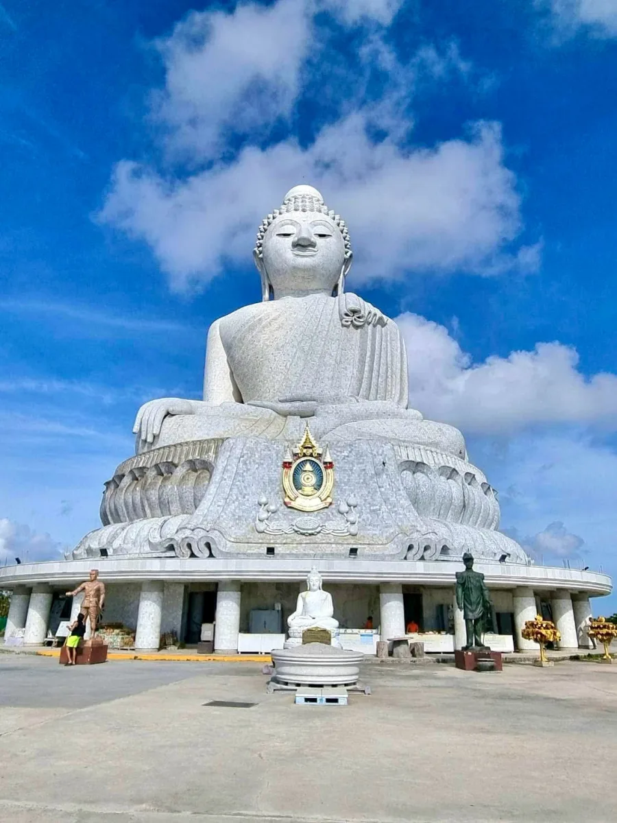 พระใหญ่เมืองภูเก็ตบนยอดเขานาคเกิดใต้ท้องฟ้าสีคราม