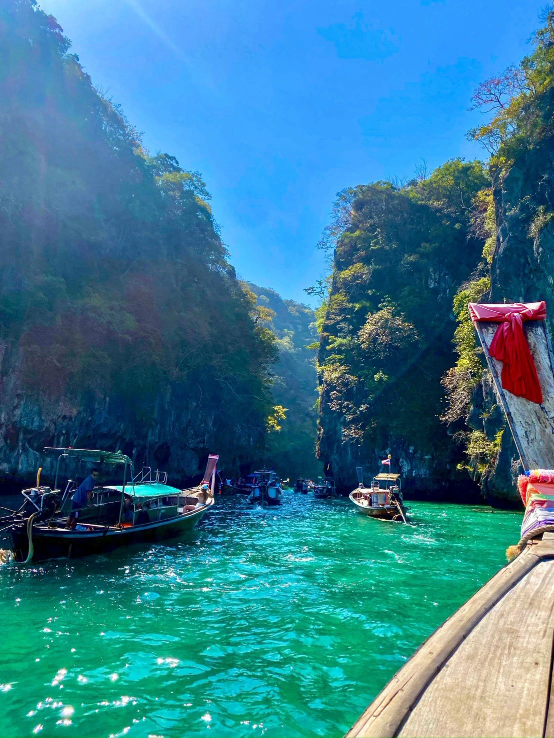 ลากูนน้ำสีเขียวมรกตขนาบด้วยหน้าผาหินปูน