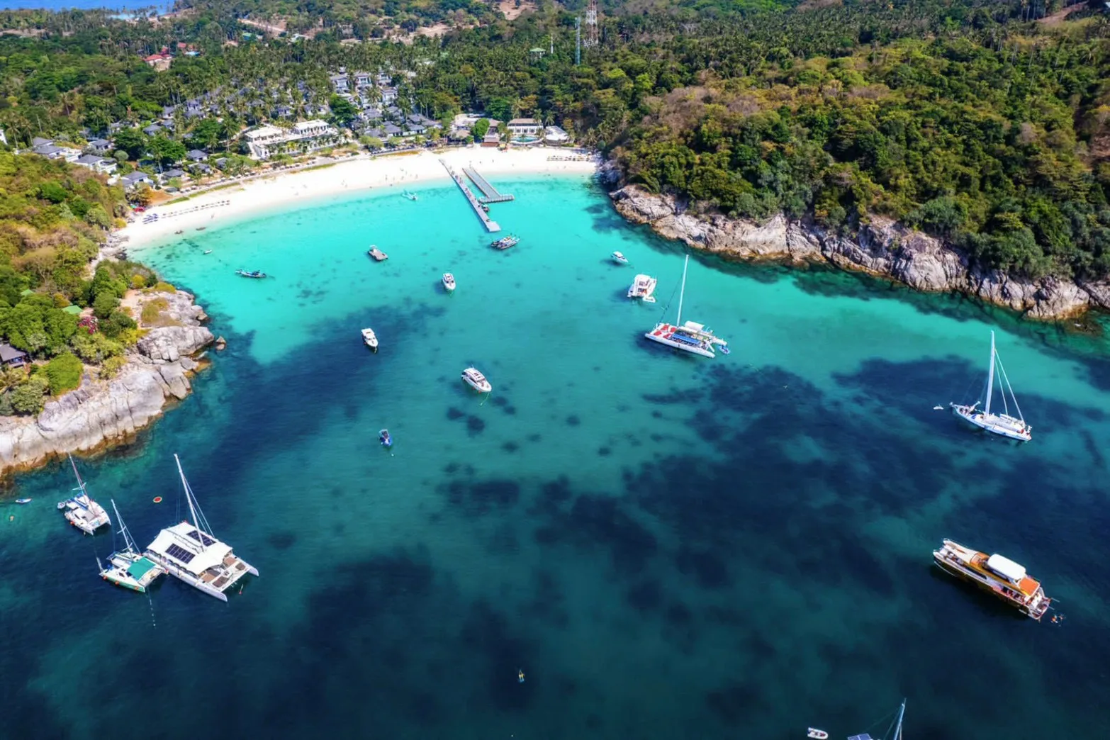 อ่าวเกาะราชา น้ำทะเลใสสีเทอร์คอยซ์ เรือใบและท่าเทียบเรือ
