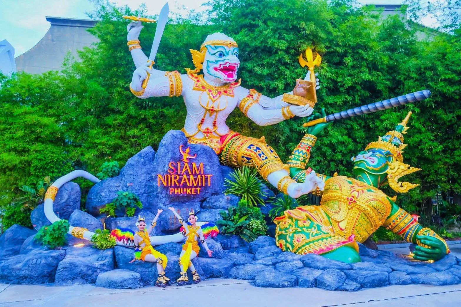 ประติมากรรมหนุมานหน้าโรงละคร Siam Niramit ภูเก็ต พร้อมนักแสดงชุดไทย