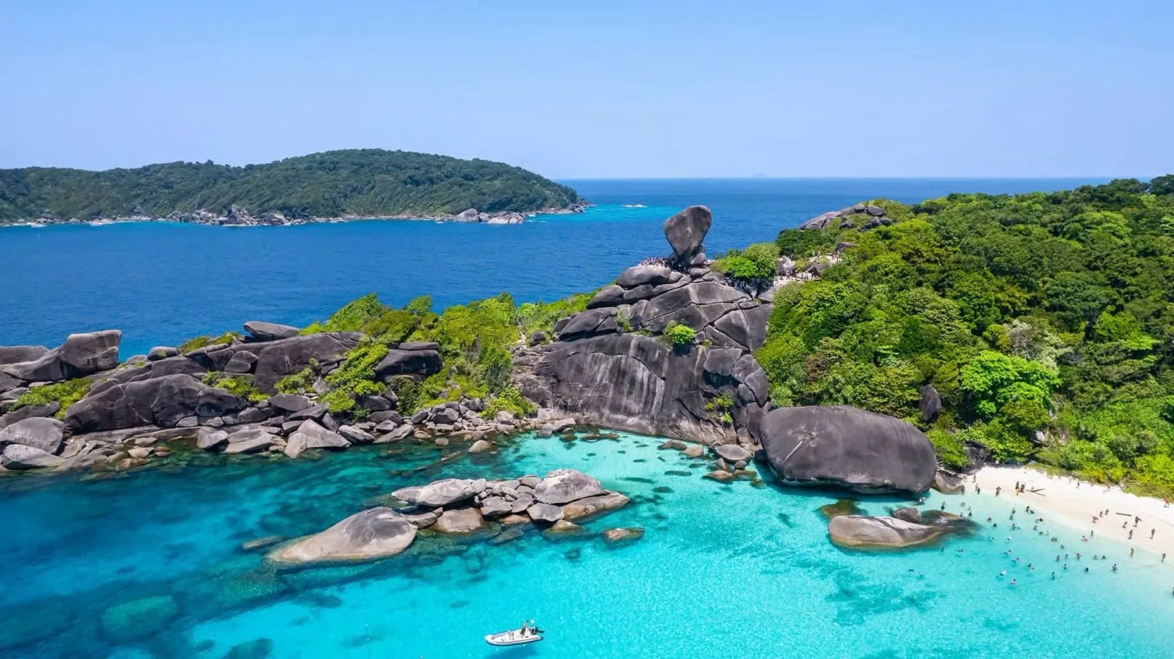 หมู่เกาะสิมิลัน น้ำทะเลใสสีเทอร์คอยซ์และหินเรือใบ