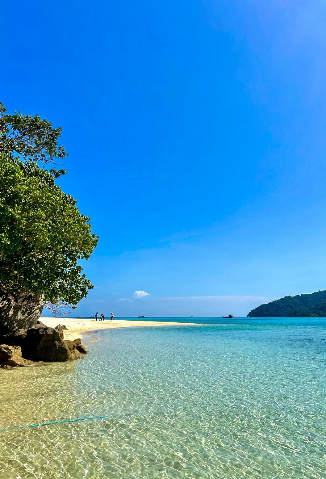 หาดทรายขาวและน้ำทะเลใสที่อุทยานแห่งชาติหมู่เกาะสุรินทร์